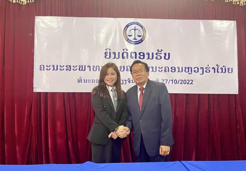 Luật sư Lê Thị Dung chào hỏi với chủ nhiệm Đoàn Luật sư Thành phố Viêng Chăn - Ông Vorlatsami Slipaphan