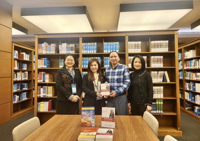 Luật sư Lê Dung trao tặng sách cho Thư viện Quốc hội