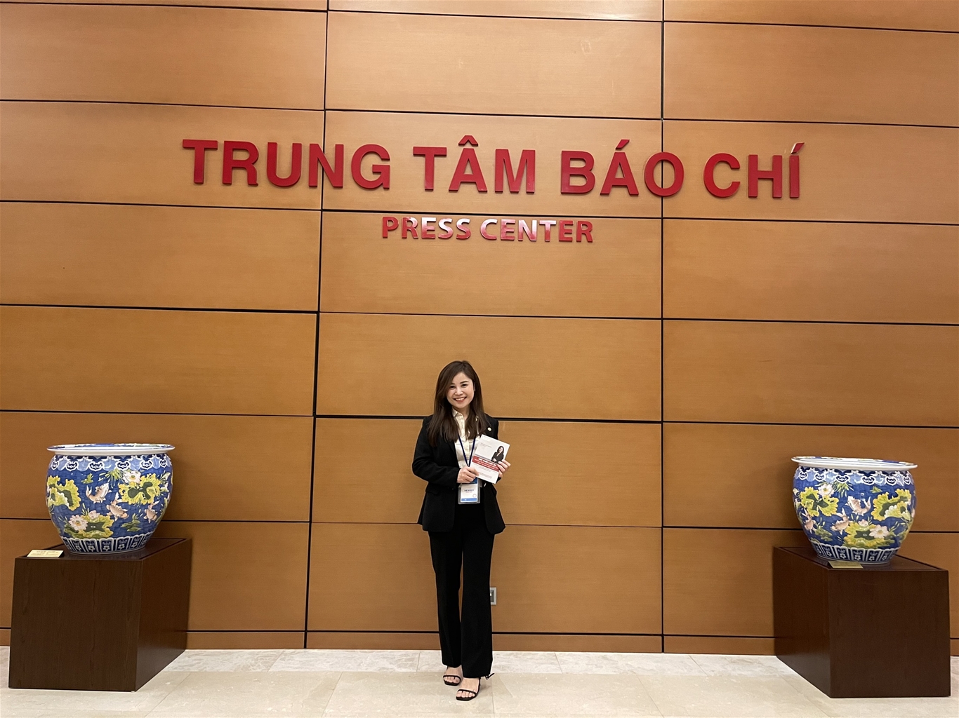 Thạc sĩ, Luật sư Lê Dung chụp ảnh lưu niệm tại Thư viện Quốc hội