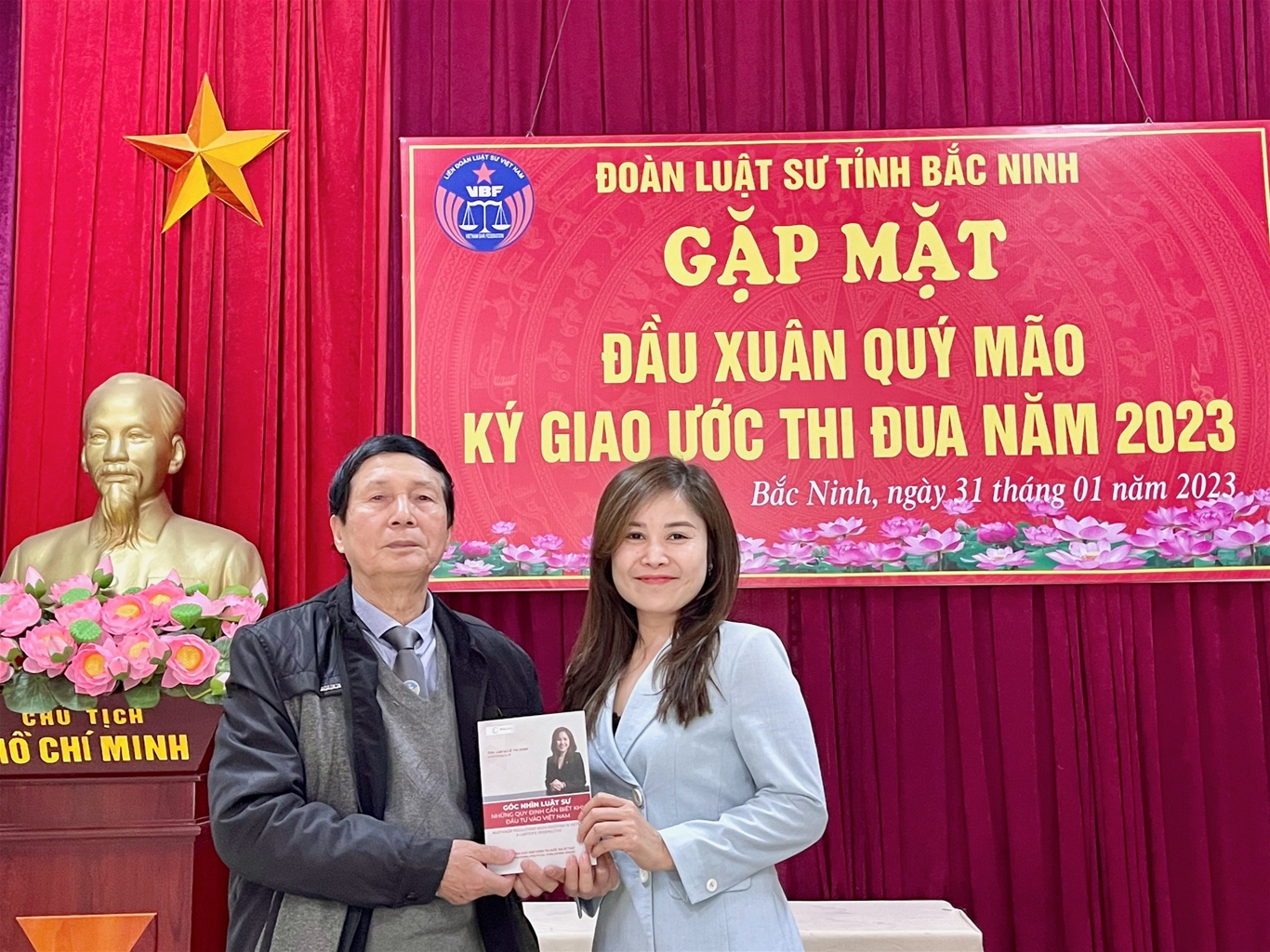 Luật sư Lê Dung chụp ảnh lưu niệm cùng Luật sư Nguyễn Thế Uyên -  Chủ nhiệm Đoàn Luật sư tỉnh Bắc Ninh