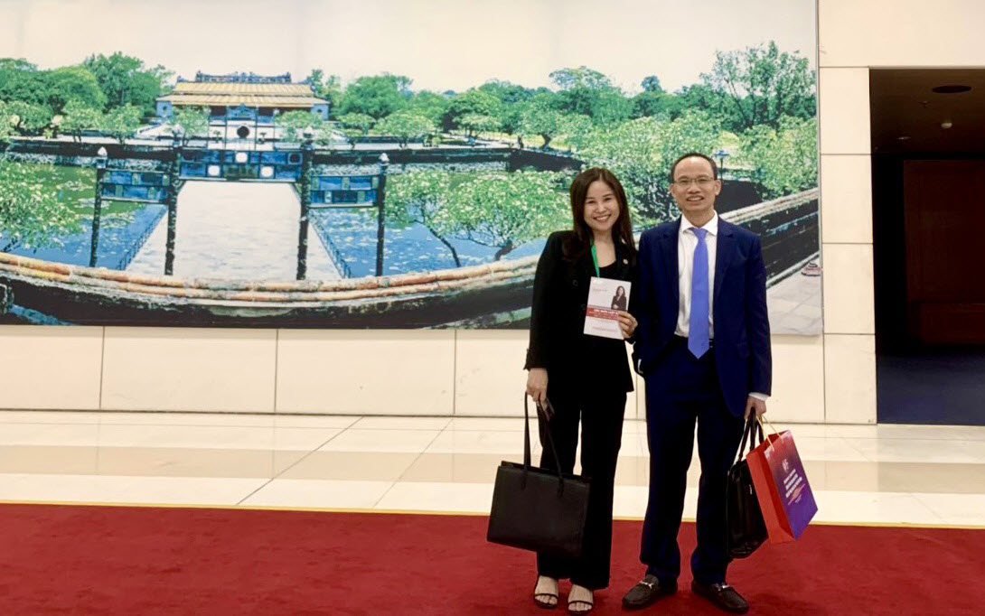 Luật sư Lê Dung tặng sách và chụp ảnh kỷ niệm cùng TS Cấn Văn Lực 