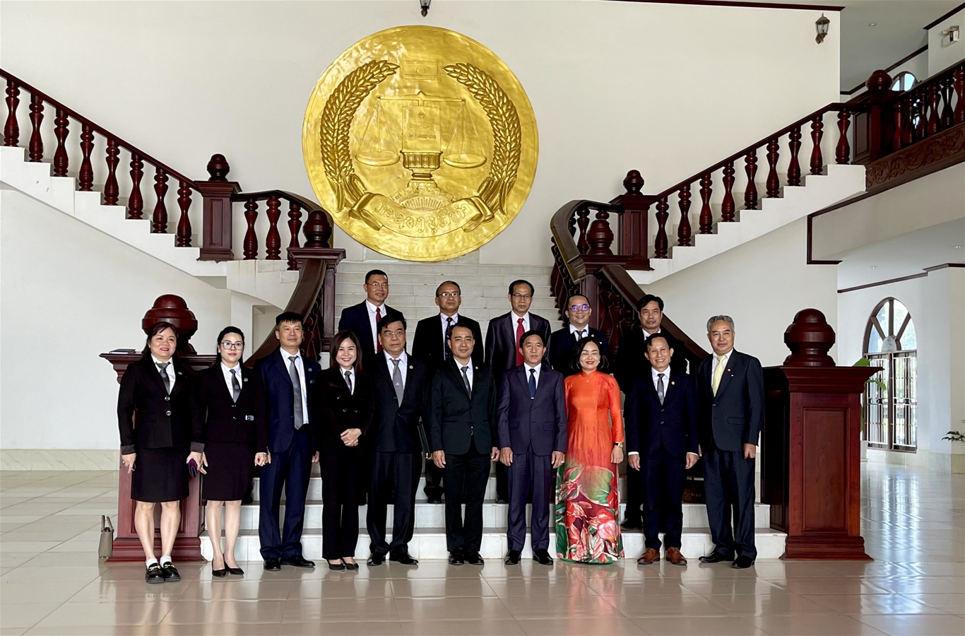 Luật sư Lê Dung cùng Đoàn Luật sư Thành phố Hà Nội và lãnh đạo Bộ Tư Pháp Lào chụp ảnh kỷ niệm tại Bộ Tư Pháp Lào