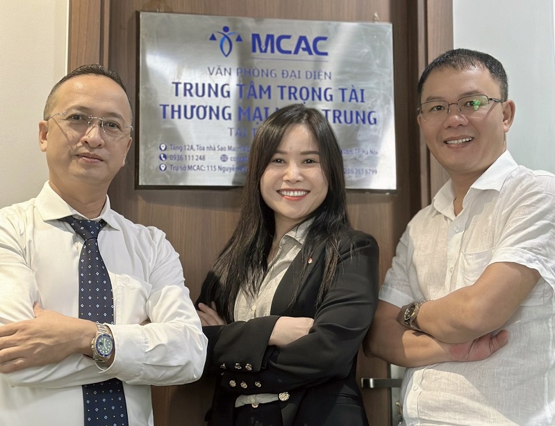 Ông Trần Quang Huy – Chủ tịch MCAC và Ông Cao Văn Thi – Phó Chủ tịch MCAC cùng Luật sư Lê Dung