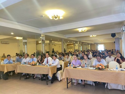 Luật sư Lê Dung đóng góp tham luận trong Hội nghị đối thoại doanh nghiệp tổ chức tại Đồng Nai